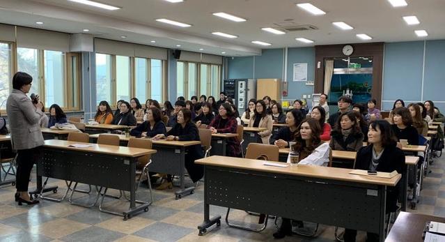 ▲ 제천교육지원청이 전 직원을 대상으로 친절교육을 하고 있다.ⓒ제천교육지원청