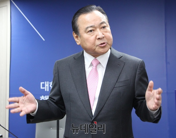 ▲ 본격적인 정치를 재개한 이완구 전 국무총리가 18일 세종시청 브리핑룸에서 기자들에게 자신의 정치일정 등에 대해 설명을 하고 있다. ⓒ김동식 기자