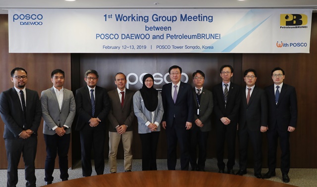 ▲ 포스코대우와 페트롤리움 브루나이의 에너지사업 담당자들이 기념촬영을 하고 있다. (왼쪽에서 다섯번째) 누르 아피아툴 시마 쿰포(Nur Afiatul Simaa Hj Kumpoh) Acting Midstream and Downstream Director, (왼쪽에서 여섯번째) 홍두영 포스코대우 에너지본부 가스사업실장.ⓒ포스코대우