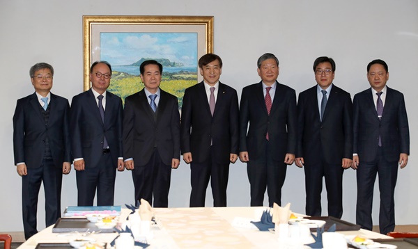▲ 한국은행은 19일 한은 본관에서 경제동향간담회를 개최했다. 왼쪽부터 왼쪽부터 염용섭 SK경제경영연구소장, 임승윤 한국석유화학협회 상근부회장, 서광현 한국디스플레이산업협회 상근부회장, 이주열 총재, 최형기 한국기계산업진흥회 상근부회장, 장윤종 포스코경영연구원장, 김태년 한국자동차산업협회 전무. ⓒ한국은행