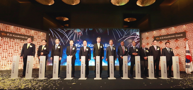 ▲ KB국민은행은 지난 18일, 인도 구루그람에서 1호 지점인 인도 구루그람지점 개점식을 가졌다. (왼쪽 4번째부터)박의돈 재인도한인회장, 김기완 재인도 한국경제인연합회 회장, 허인 KB국민은행장, 신봉길 주인도 한국대사.ⓒ국민은행