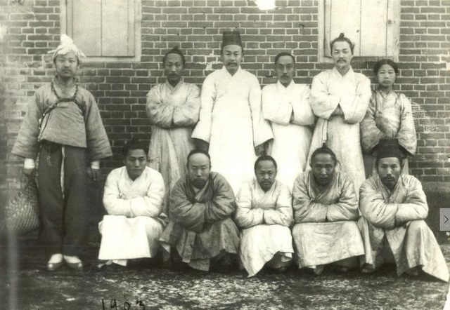 ▲ 한성감옥의 종신죄수 이승만(왼쪽)과 동료죄수 이상재(앞줄 오른쪽에서 두번째), 유성준(중앙)ⓒ자료사진