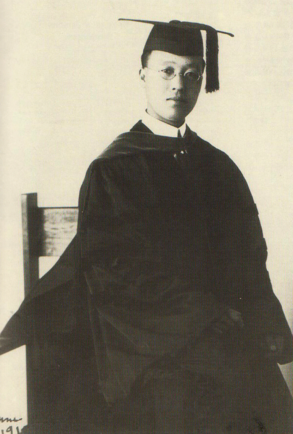 ▲ 1910년 프린스턴대학 윌슨 총장으로부터 박사학위를 받은 이승만.ⓒ자료사진