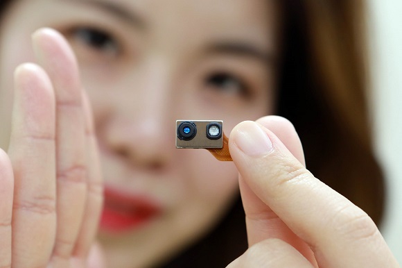 ▲ LG이노텍 직원이 최근 양산한 스마트폰 3D 센싱용 ToF 모듈을 선보이고 있다.ⓒLG이노텍
