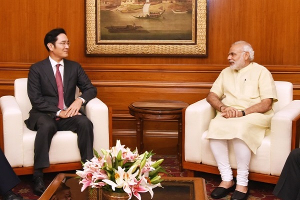 ▲ 이재용 삼성전자 부회장(왼쪽)과 나렌드라 모디 인도 총리가 지난 2016년 10월 인도 뉴델리에서 만나 사업 협력방안에 관해 의견을 나누고 있다. ⓒ삼성전자