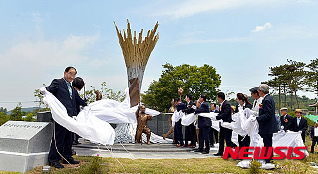 ▲ 노무현 정부가 동학혁명 특별법을 만든 뒤 전북지역은 물론 전남지역에도 동학혁명을 기리는 장소들이 등장했다. 사진은 2016년 6월 3일 광주시 남구 이장동 동학혁명기념공원 준공식 모습. ⓒ뉴시스. 무단전재 및 재배포 금지.