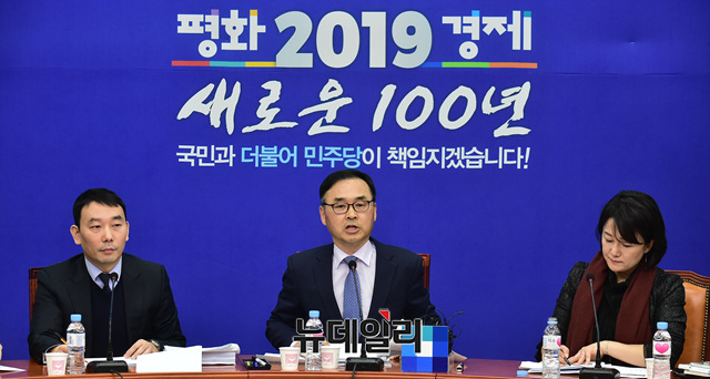 ▲ 더불어민주당 사법농단 세력 및 적폐청산 대책특별위원회는 이날 김경수 지사 판결문 분석 기자간담회를 열었다. 왼쪽부터 김용민 법무법인 양재 변호사, 차정인 부산대학교 법학전문대학원 교수, 이재정 국회의원. 이종현 기자