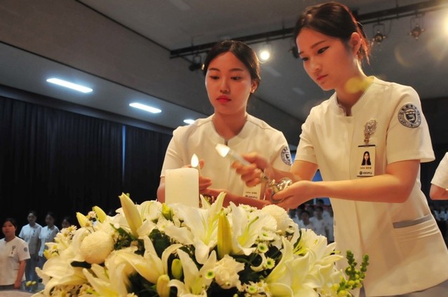 ▲ 나이팅게일 선서를 하고 있는 세명대 간호학과 학생들.ⓒ세명대