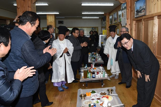 ▲ 주낙영 경주시장(제일 오른쪽)이 19일 정월대볼름을 맞아  양동마을에서 지역 어르신에게 인사를 하고 있다.ⓒ경주시