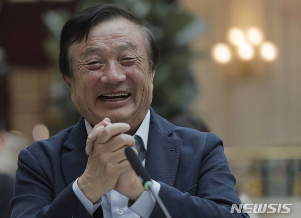 ▲ 기자 간담회에서 활짝 웃는 화웨이 CEO 런정페이. ⓒ뉴시스 AP. 무단전재 및 재배포 금지.