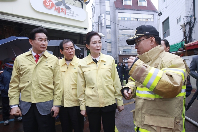 ▲ 화재현장을 방문한 대구시의회 의원들.(왼쪽부터 김규학·장상수·배지숙 의원)ⓒ대구시의회
