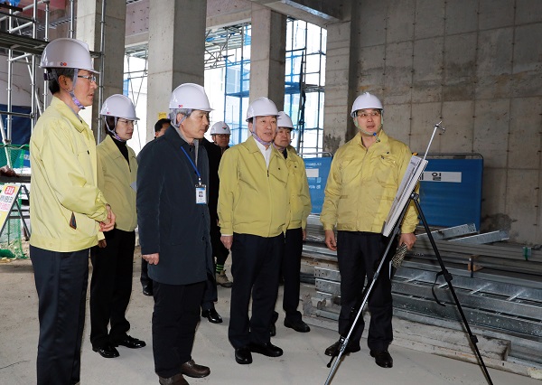 ▲ 설동호 대전시교육감이 19일 학교 공사현장을 찾아 안전시공 등의 여부를 확인하고 있다.ⓒ대전시교육청