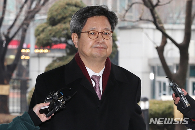 ▲ 부당노동행위 혐의를 받고 있는 김장겸 전 MBC 사장이 1심 선고 공판을 받기 위해 19일 오후 서울 마포구 서울서부지방법원으로 출석하고 있다. 김 전 사장은 전국언론노조 MBC 조합원을 부당 전보하고 승진에서 배제하고 노조 탈퇴를 종용한 혐의 등을 받는다. ⓒ뉴시스