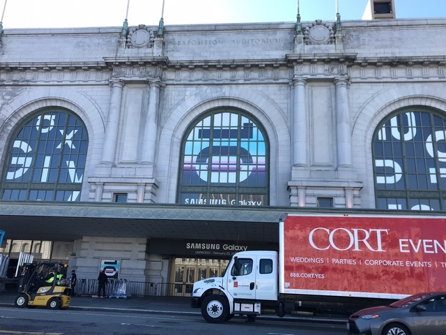 ▲ 행사장 정면 창문을 '갤럭시 언팩 2019'로 꾸민 모습. 행사 준비를 위한 화물 차량이 드나들고 있다. ⓒ장소희 기자