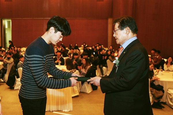 ▲ 이근영 DB김준기문화재단 이사장이 20일 서울 강남구 DB금융센터에서 대학생에게 장학증서를 전달하고 있다. ⓒDB