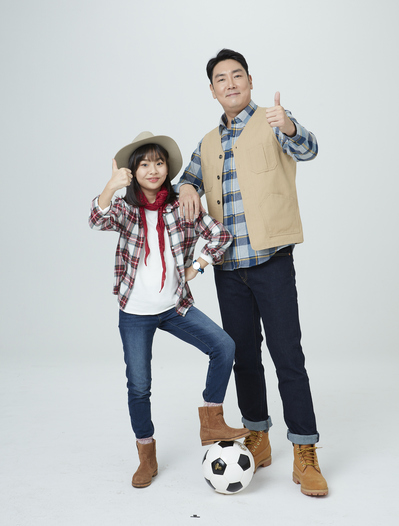 ▲ AXA손해보험의 광고 모델 영화배우 조진웅(오른쪽)과 아역배우 김수안.ⓒAXA손해보험