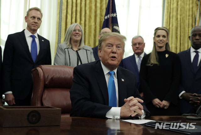 ▲ 19일(현지시간) 우주군 창설 관련 명령에 서명하면서 북한 비핵화 문제에 대해 이야기하는 도널드 트럼프 미국 대통령. ⓒ뉴시스 AP. 무단전재 및 재배포 금지.