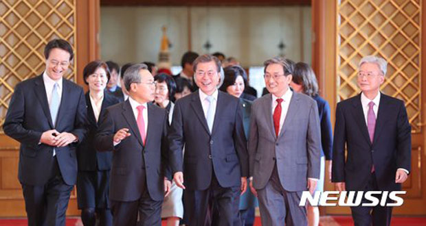 ▲ 2017년 10월 내정 직후 문재인 대통령 주변으로 선 4강국 주재 대사들. 왼쪽부터 이수훈 주일대사, 우윤근 주러대사, 노영민 주중대사, 조윤제 주미대사. ⓒ뉴시스. 무단전재 및 재배포 금지.