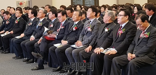 ▲ 20일 청주 S컨벤션에서 열린 남청주신협 제27차 정기총회에서 송재용 이사장, 정우택 의원, 김종대 의원, 장선배 충북도의장, 정정순 전 충북도 행정부지사 등이 나란히 앉아 행사진행을 기다리고 있다.ⓒ김정원 기자