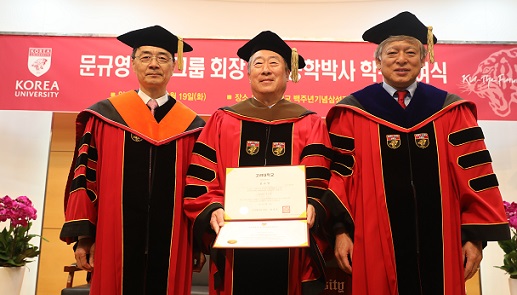 ▲ 19일 서울 성북구 고려대학교 백주년기념삼성관에서 열린 명예박사 학위 수여식에서 (왼쪽부터)임상호 고려대 대학원장,문규영 아주그룹 회장, 염재호 고려대 총장이 기념촬영을 하고 있다. ⓒ고려대