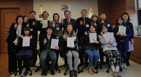 ▲ 김부겸 행안부 장관에게 초대받은  ‘사랑의 일기’ 공모수상자와 가족들이 김 장관과 기념사진을 찍고 있다.ⓒ인추협