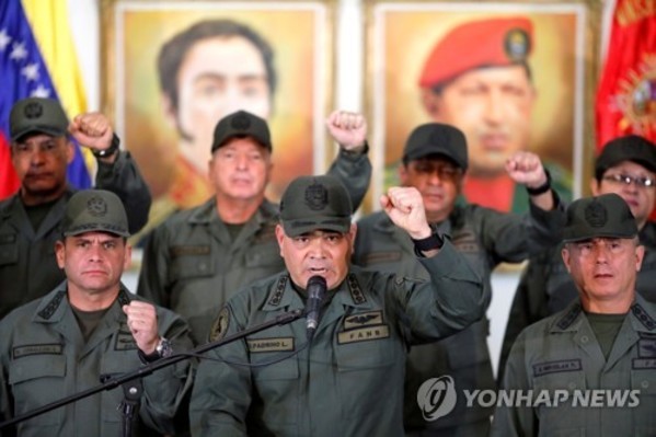 ▲ 마두로 대통령에 대한 충성을 재확인하는 파드리노 국방 장관ⓒ[사진 = 연합뉴스]