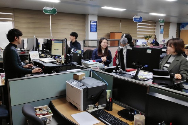 ▲ 서서 업무를 보고 있는 제천시청 직원들.ⓒ제천시