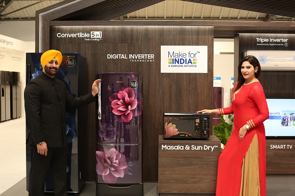 ▲ 삼성전자 모델들이 인도 지역에 특화된 냉장고와 전자레인지를 소개하고 있다.ⓒ삼성전자