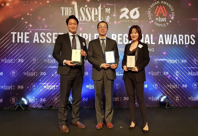 ▲ 한화생명은 지난 20일 홍콩 주재 아시아 금융 전문지인 디에셋으로부터 '2018년 자본증권 발행부문 아시아 최고 보험사상'을 수상했다. 이날 한화생명 최상욱 IR파트장(가운데)가 참석해, 기념사진 촬영을 하고 있다.ⓒ한화생명