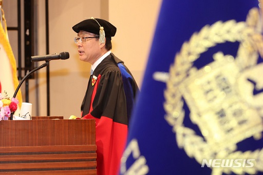 ▲ 지난 8일 서울 관악구 서울대학교에서 열린 '서울대 제27대 총장 취임식'에서 오세정 신임 총장이 취임사를 하고 있다. ⓒ뉴시스