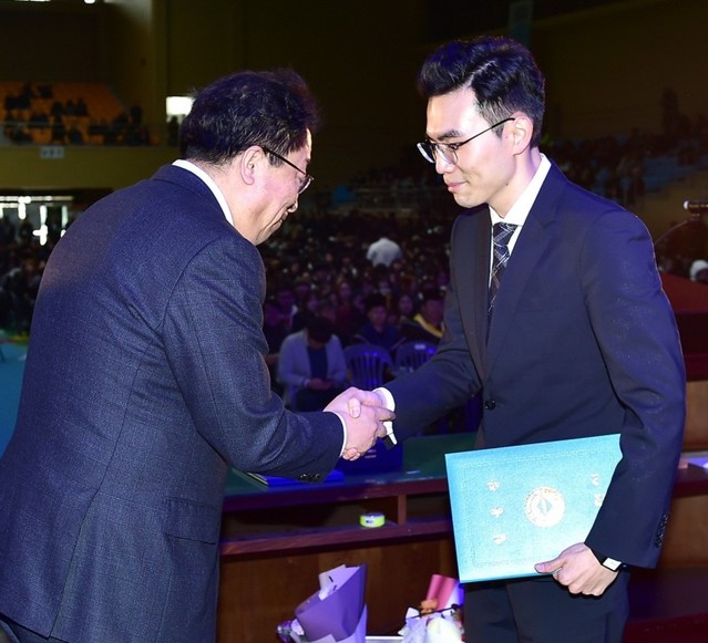 ▲ 이상천 시장(왼쪽)이 제천시 지방공무원으로 특별 임용된 세명대 졸업생에게 임용장을 전달하고 있다.ⓒ제천시