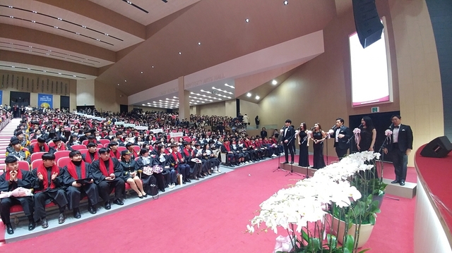 ▲ 대구과학대가 21일 개최한‘제56회 학위수여식’에서 포르티시모 중창단이 축가를 부르고 있다.ⓒ대구과학대