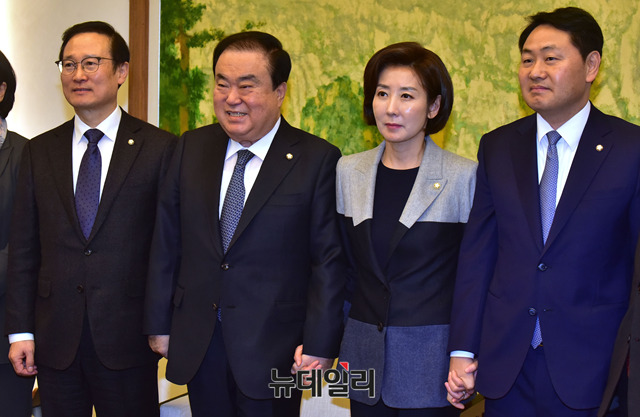 ▲ 문희상 국회의장과 여야3당 원내대표들이 14일 오전 국회 의장실접견실에서 열린 국회의장-원내대표 회동에서 기념사진을 촬영하고 있다. (왼쪽부터 홍영표 더불어민주당, 문 의장, 나경원 자유한국당, 김관영 바른미래당) 이종현 기자