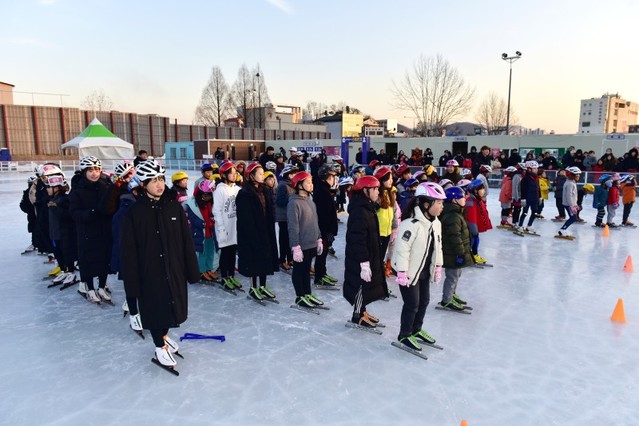 ▲ 폐교된 동명초등학교에서 열린 제천시장배 스케이트 대회 모습. 제천시는 지난해 12월 공터로 있는 동명초교 부지에 시민스케이트장을 조성했다.ⓒ제천시