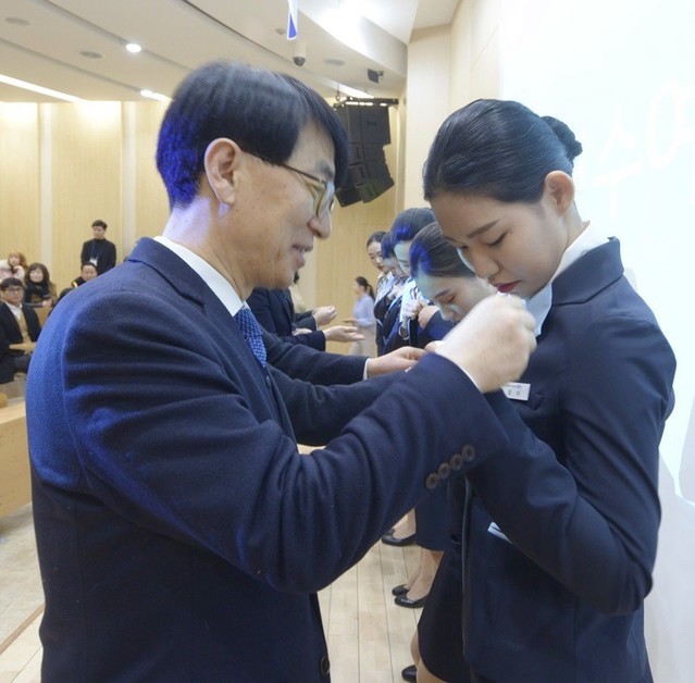 ▲ 이용걸 세명대 총장(왼쪽)이 항공서비스학과 학생에게 윙 배지를 달아주고 있다.ⓒ세명대