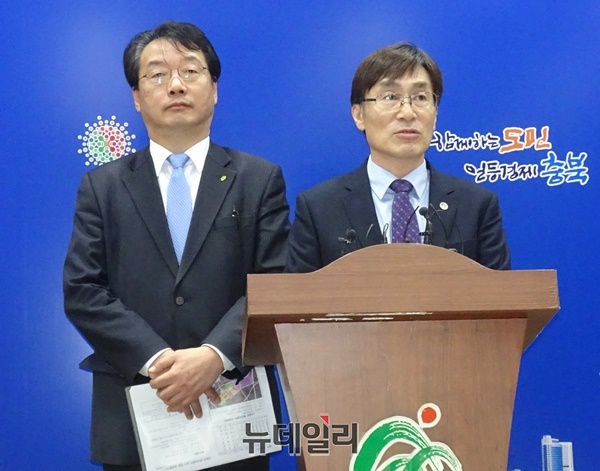 ▲ SK하이닉스의 35조원 청주 낸드플래시 공장 투자와 관련, 이장섭 충북도정무부지사(사진 오른쪽)와 김항섭 청주부시장이 환영 입장을 밝히고 있다.ⓒ박근주 기자