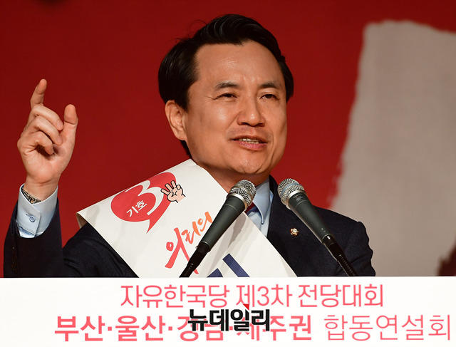 ▲ 21일 부산 벡스코에서 진행된 '자유한국당 제3차 전당대회 부산울산경남제주권 합동연설회'에 참석한 김진태 당대표 후보.ⓒ정상윤 기자