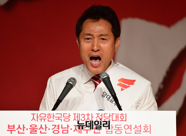 ▲ 21일 오후 부산 해운대 벡스코 컨벤션홀에서 개최된 자유한국당 제3차 전당대회 부울경 제주권 합동연설회에 참석한 오세훈 당대표 후보.ⓒ정상윤 기자
