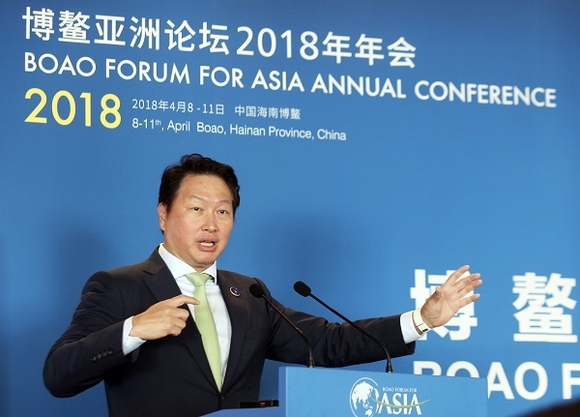 ▲ 최태원 SK 회장이 지난해 4월 중국 BFA호텔에서 열린 보아오포럼 조찬 포럼에서 강연하고 있다. ⓒSK