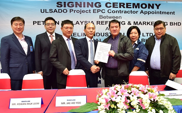 ▲ (좌측 네 번째부터) 유재호 대림산업 본부장과 루빈 네포무세노 페트론 말레이시아 사장을 비롯한 양사 관계자들이 계약식에서 기념촬영을 하고 있다. ⓒ대림산업