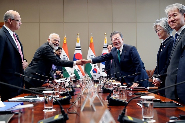 ▲ 문재인 대통령과 나렌드라 모디 인도 총리가 22일 오전 청와대에서 정상회담을 갖고 악수하고 있다.ⓒ청와대