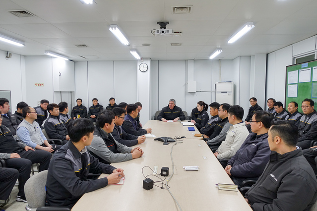 ▲ 르노 그룹 드 로스 모조스 부회장(가운데)이 21일 르노삼성 부산공장에서 공장의 현장 책임자들과 간담회를 진행하고 있다.ⓒ르노삼성자동차