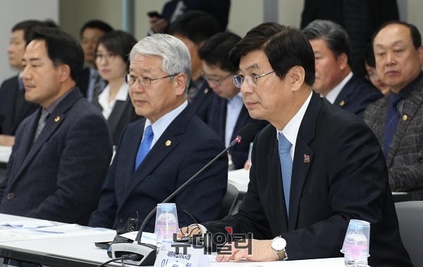▲ 이춘희 시장이 22일 있은 더불어민주당과 예산정책협의회에서 세종시의 실질적인 행정수도 완성을 위한 현안과제와 내년 국비예산 건의사업에 당 차원의 지원을 건의하고 있다.ⓒ김동식 기자