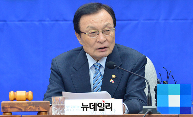 ▲ 이해찬 더불어민주당 대표가 20일 오전 국회에서 열린 확대간부회의에서 모두발언을 하고 있다. 박성원 기자