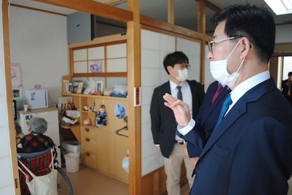 ▲ 양승조 충남도지사가 20일 일본 나라현 이코마시 고령자 의료복지 민간요양시설인 미츠이 요코엔에서 시설을 살펴보고 있다.ⓒ충남도