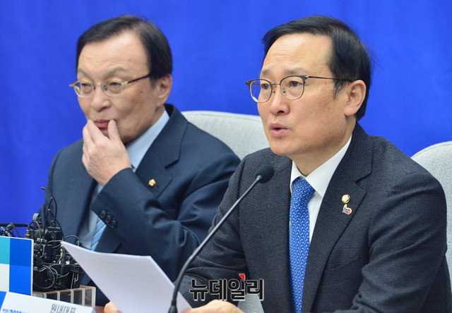 ▲ 홍영표 더불어민주당 원내대표가 20일 오전 국회에서 열린 확대간부회의에서 모두발언을 하고 있다. 박성원 기자