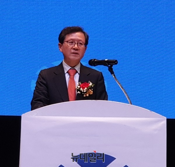 ▲ 윤갑근 신임 한국청소년연맹충북총장이 21일 충북 청주 썬프라자 컨벤션에서 취임 인사를 하고 있다.ⓒ박근주 기자