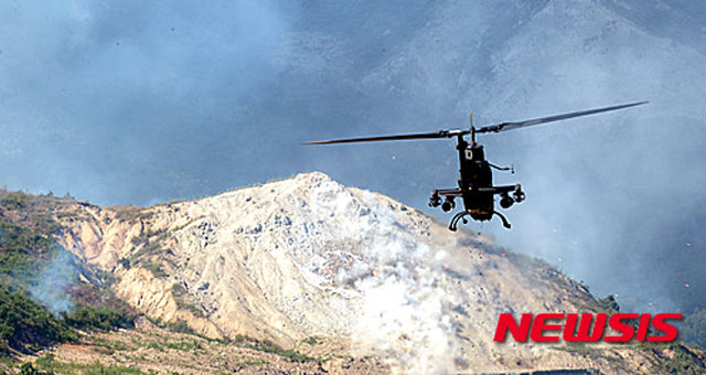 ▲ 2015년 8월 촬영한 육군 AH-1S 코브라 헬기의 기총 사격. 몇 킬로미터 바깥의 바위가 부서질 정도다. 저런 기총사격을 받으면 건물 벽이 뚫리고 갈라지는 게 보통이다. ⓒ뉴시스. 무단전재 및 재배포 금지.