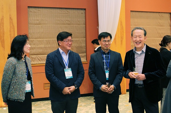 ▲ 허창수 GS 회장(오른쪽)이 지난 22일 제주도 엘리시안 리조트에서 열린 신임임원 만찬에서 임원들을 격려하고 있다. ⓒGS