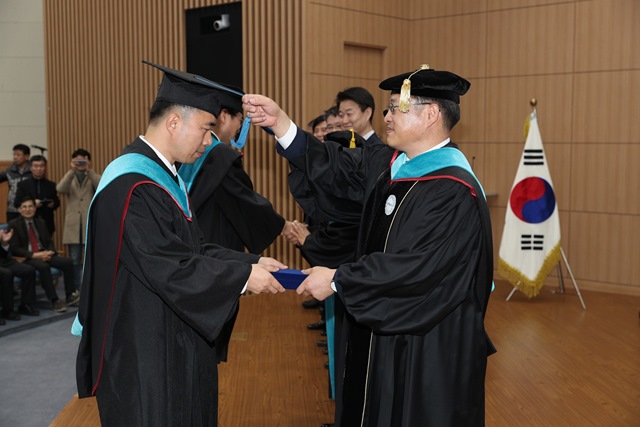 ▲ 포스코기술대학이 22일 포항 포스코인재창조원에서 2018학년도 학위수여식을 개최하고 개교 6년차를 맞아 4기 졸업생 40명을 배출했다.ⓒ포스코